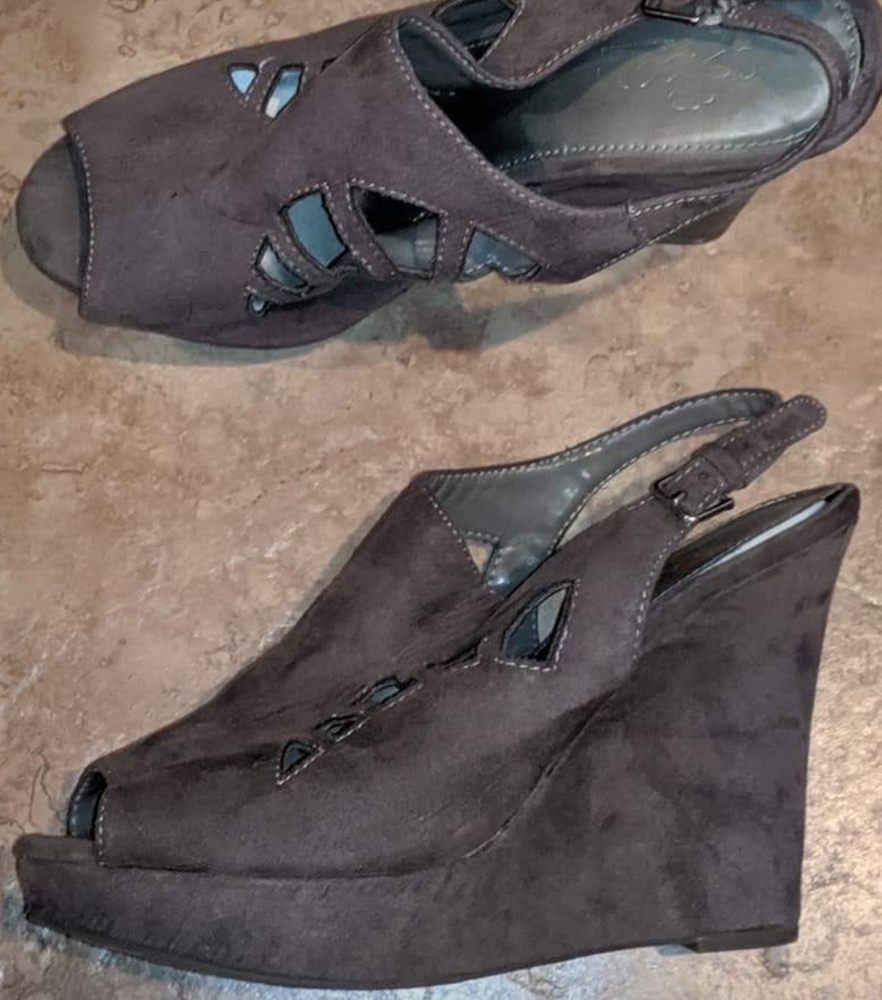 Sbicca 8.5 gray suede like wedge heels